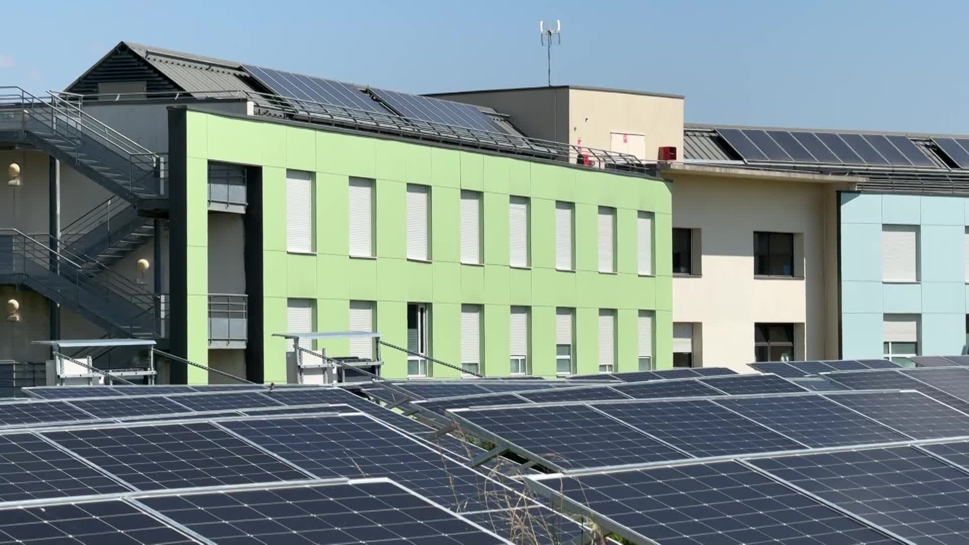 découvrez comment les panneaux solaires peuvent vous faire économiser sur vos factures d'électricité tout en contribuant à la protection de l'environnement. informez-vous sur les avantages financiers et écologiques d'une installation solaire chez vous.