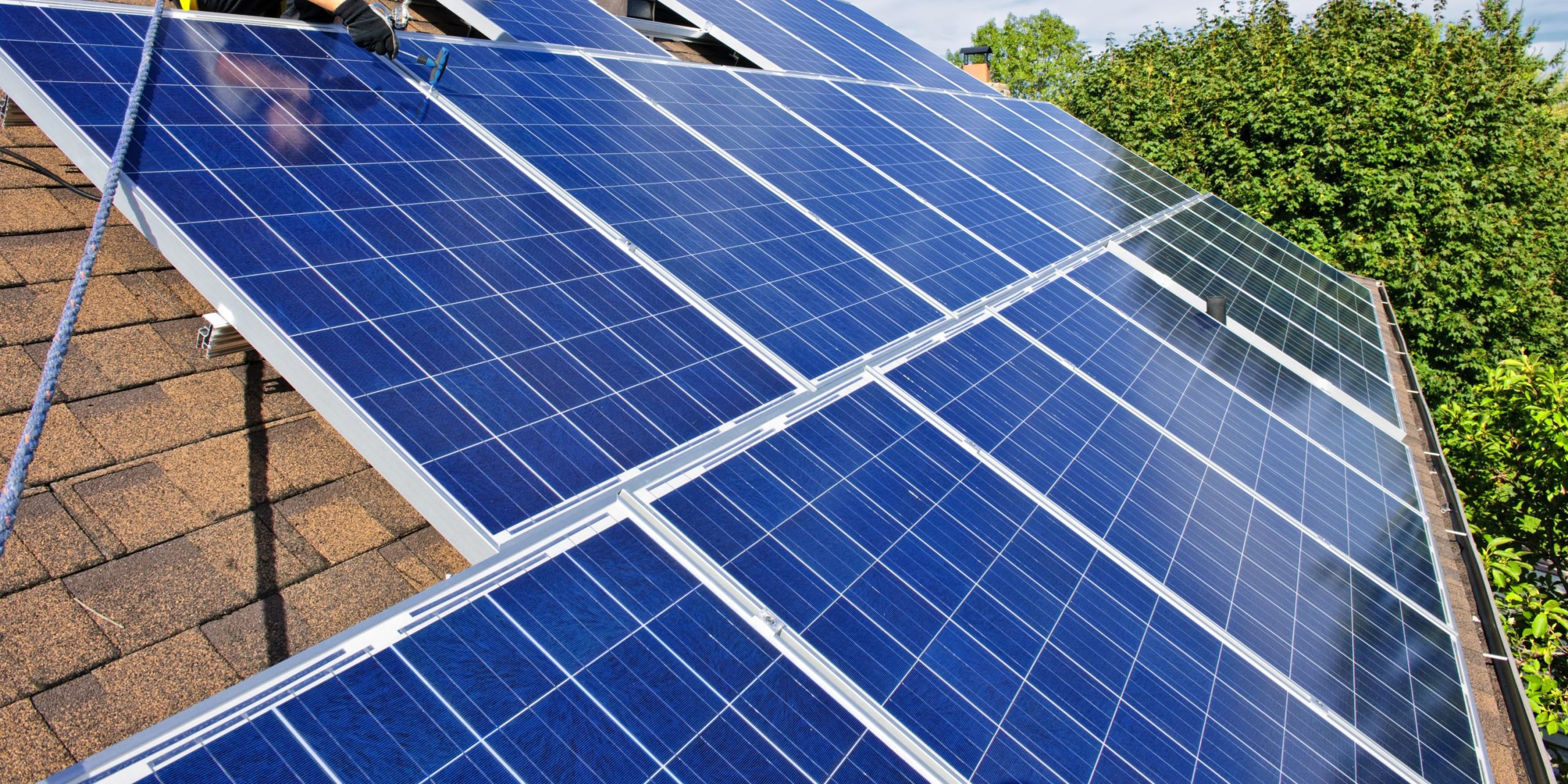 découvrez le fonctionnement de l'énergie solaire, une source d'énergie renouvelable incontournable. apprenez comment les panneaux solaires convertissent la lumière du soleil en électricité, les avantages de cette technologie durable et son impact sur l'environnement. informez-vous sur les étapes et les innovantes solutions pour profiter de cette énergie propre et réduire votre empreinte carbone.