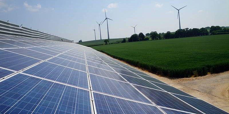 découvrez les coûts d'installation des panneaux photovoltaïques et des éoliennes. comparez les investissements nécessaires, les aides disponibles et les avantages économiques de ces énergies renouvelables pour un avenir durable.