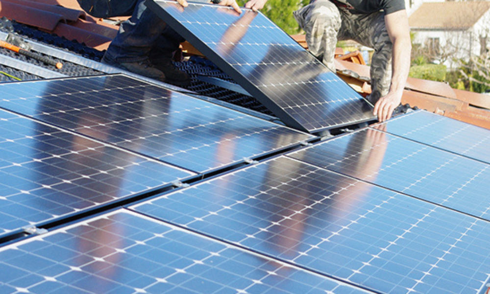 découvrez le cqp installateur solaire, une formation professionnelle reconnue qui vous prépare à installer des panneaux solaires et à contribuer à la transition énergétique. devenez expert en énergies renouvelables et ouvrez la porte à de nouvelles opportunités de carrière.