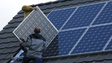 découvrez comment générer des revenus grâce à l'énergie photovoltaïque. explorez les différentes options de monétisation, les aides financières et les stratégies d'investissement pour rentabiliser votre installation solaire.