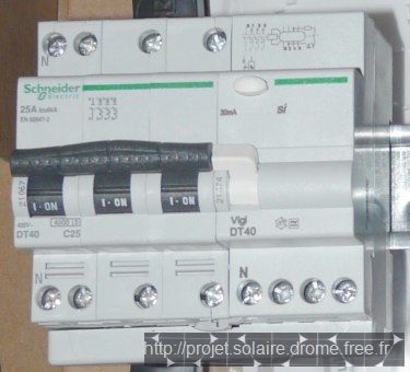 découvrez tout sur le disjoncteur photovoltaïque, un élément essentiel pour la sécurité et l'efficacité de votre installation solaire. apprenez son rôle, ses avantages et comment choisir le modèle adapté à vos besoins énergétiques.