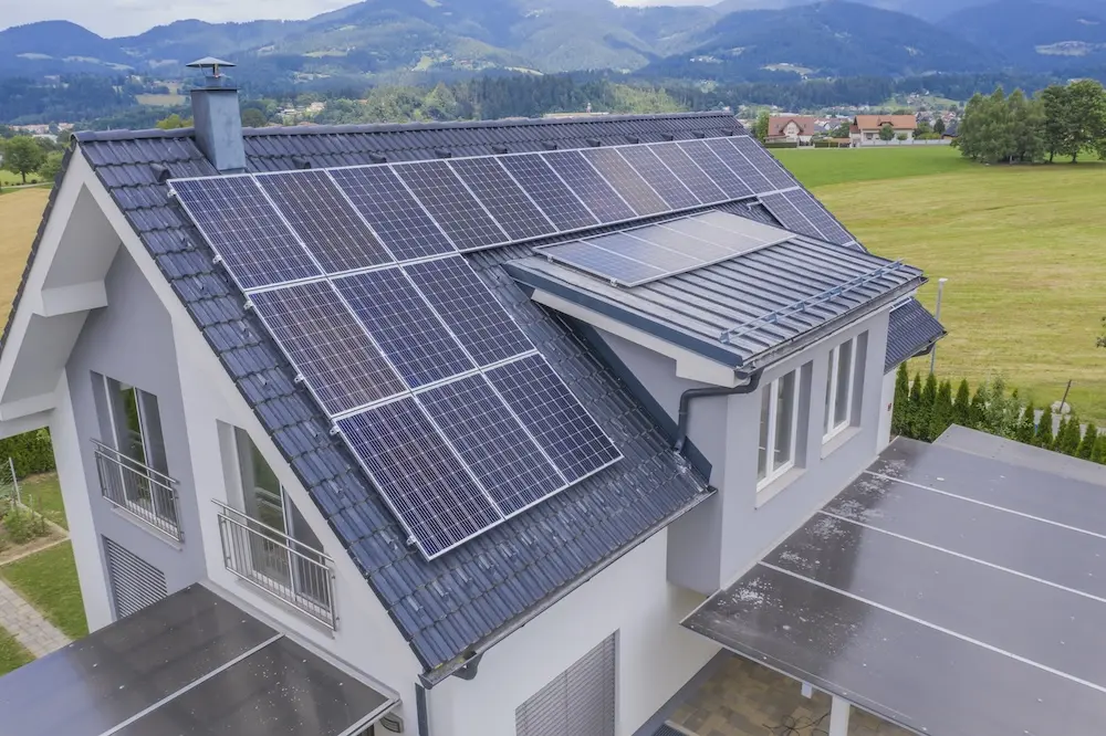economies-panneaux-solaires-2 Vous ne devinerez jamais combien d'argent vous pouvez économiser en posant vos panneaux solaires vous-même !