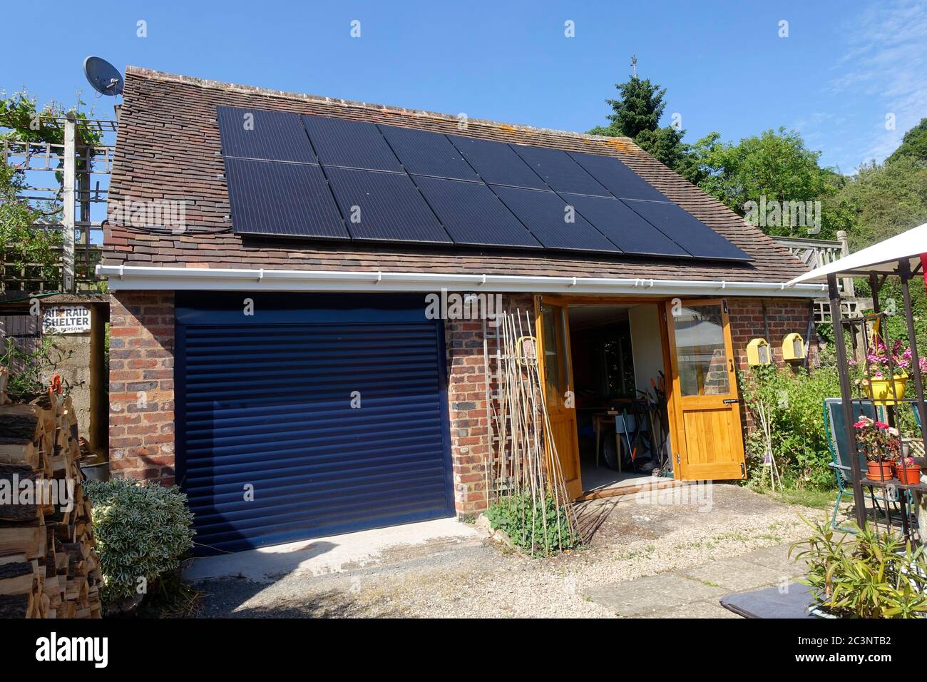 economies-panneaux-solaires-garage Vous ne croirez jamais combien vous pouvez économiser avec des panneaux solaires sur votre toit de garage !