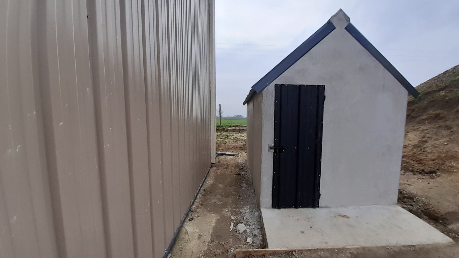 découvrez notre local technique photovoltaïque, un espace dédié à la gestion et à l'optimisation de vos installations solaires. bénéficiez d'une expertise pointue pour maximiser la production d'énergie renouvelable et garantir la durabilité de vos panneaux solaires.