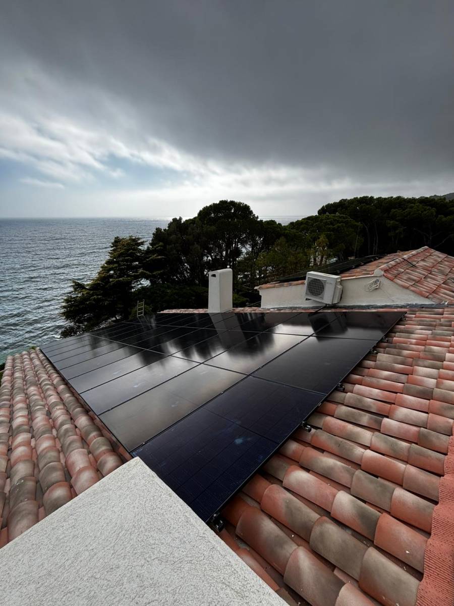 découvrez notre service d'installation de panneaux photovoltaïques à draguignan. profitez d'énergies renouvelables, réduisez vos factures d'électricité et contribuez à la protection de l'environnement grâce à des solutions adaptées à vos besoins.
