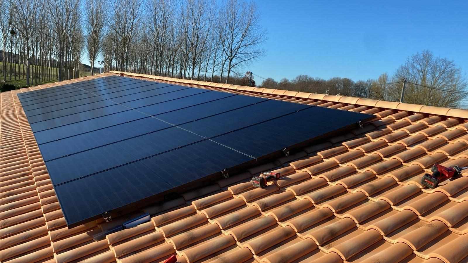 découvrez nos services d'entretien photovoltaïque en gironde pour maximiser la performance de vos panneaux solaires. nos experts garantissent un suivi régulier et des interventions de qualité pour assurer la durabilité de votre installation. profitez d'une énergie renouvelable en toute sérénité !