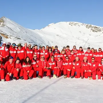 découvrez l'esf, l'école de ski française qui offre des cours adaptés à tous les niveaux, des débutants aux skieurs expérimentés. profitez de nos moniteurs qualifiés pour vivre des moments inoubliables sur les pistes.
