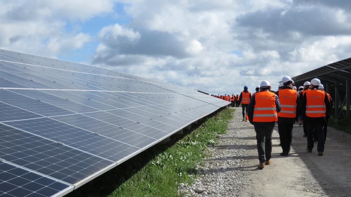 découvrez comment une centrale photovoltaïque transforme la lumière du soleil en énergie renouvelable, contribuant ainsi à la protection de l'environnement et à la réduction des factures d'électricité.