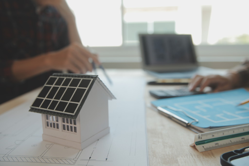 découvrez tout ce qu'il faut savoir sur la fiscalité photovoltaïque : avantages fiscaux, subventions, exonérations d'impôts et réglementations en vigueur pour optimiser votre investissement solaire.
