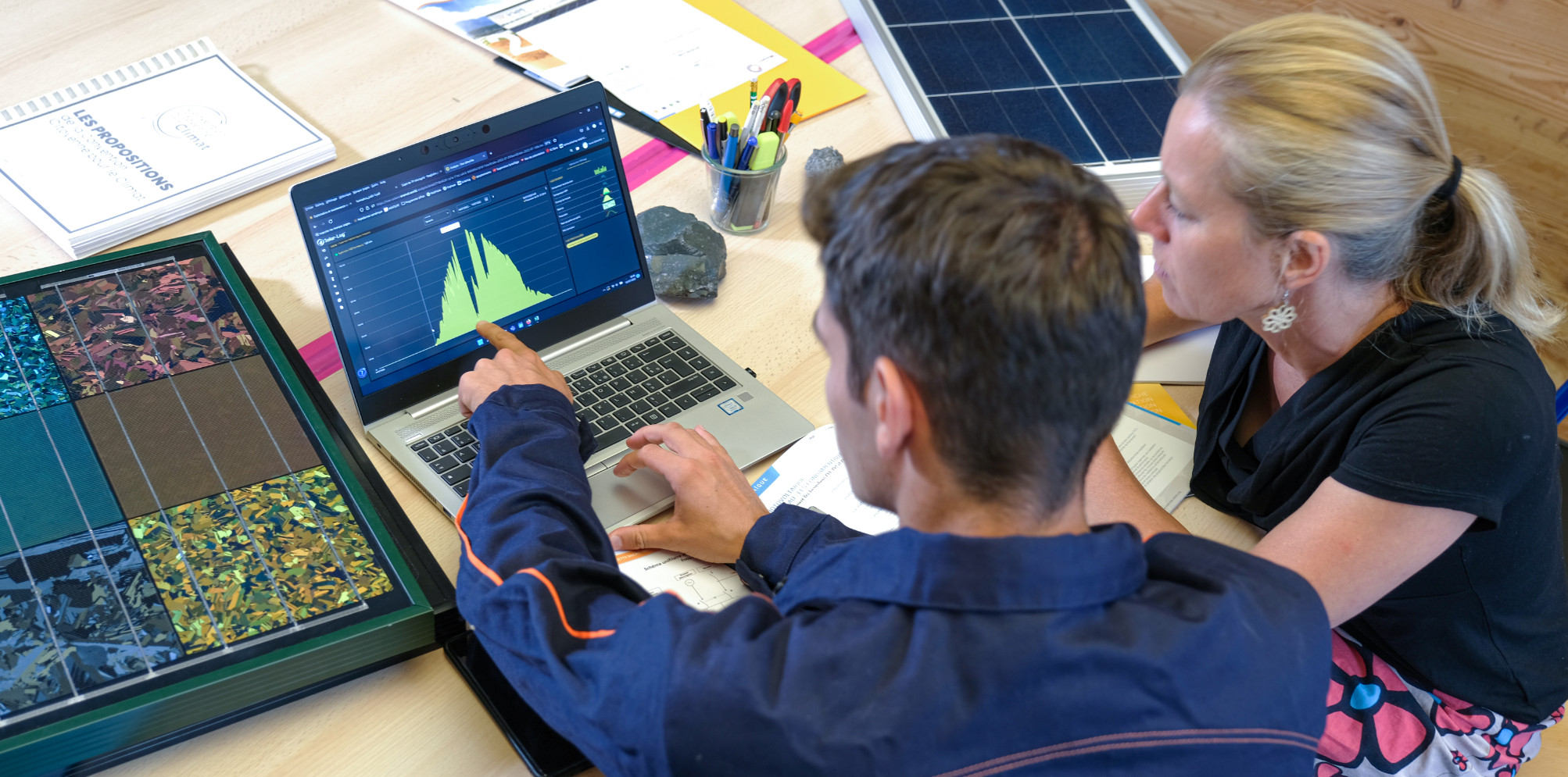 découvrez notre formation photovoltaïque complète pour maîtriser l'énergie solaire. apprenez les techniques d'installation, de maintenance et d'optimisation des systèmes photovoltaïques. idéal pour les professionnels souhaitant se spécialiser dans les énergies renouvelables.