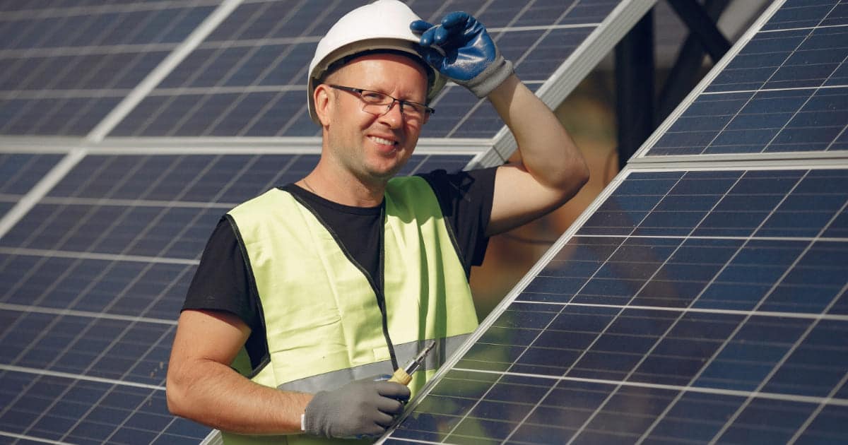 installateur-photovoltaique-1 Vous ne croirez jamais ce que fait un installateur agréé photovoltaïque !