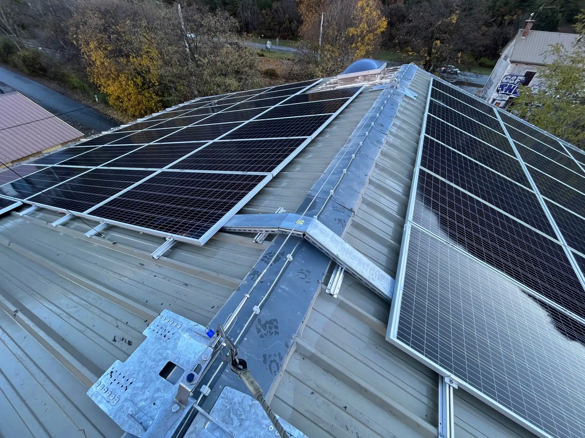 découvrez les avantages du photovoltaïque sur toiture : une solution écologique et économique pour produire votre propre électricité. optimisez votre espace et réduisez votre empreinte carbone tout en réalisant des économies sur vos factures d'énergie.