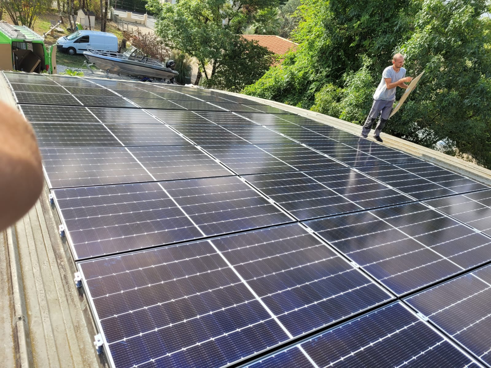 découvrez le fonctionnement et les avantages d'un système photovoltaïque. apprenez comment cette technologie transforme la lumière du soleil en électricité, contribue à la réduction de votre facture énergétique et respecte l'environnement. idéal pour les particuliers et les entreprises souhaitant investir dans une énergie renouvelable durable.