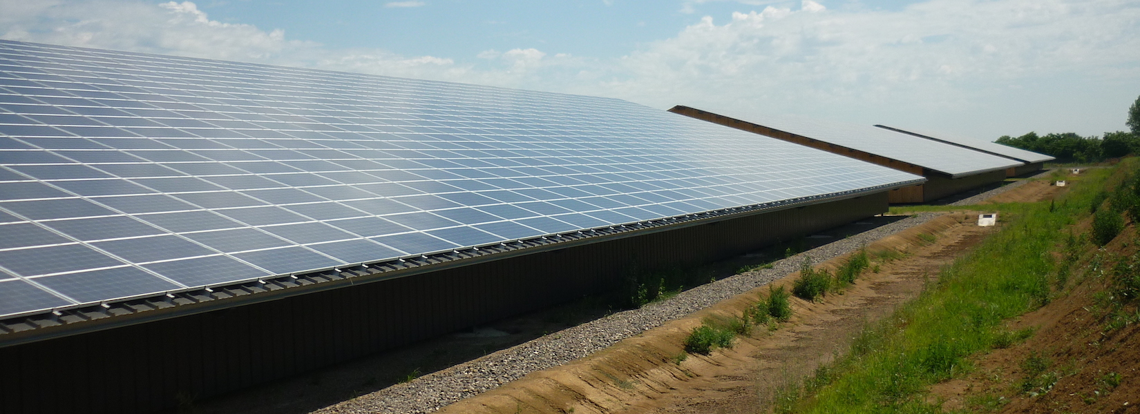 découvrez les avantages des panneaux photovoltaïques en dordogne. optez pour une énergie renouvelable et réduisez vos factures d'électricité tout en préservant l'environnement. contactez des experts locaux pour un devis personnalisé et des conseils adaptés à votre projet.