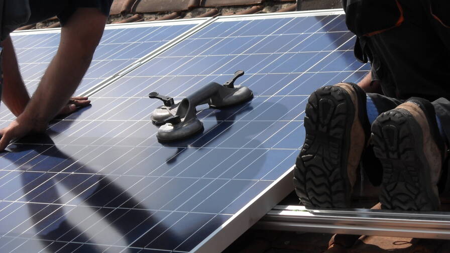 découvrez comment un panneau photovoltaïque peut devenir un investissement rentable pour votre maison, en réduisant vos factures d'énergie et en contribuant à la protection de l'environnement. informez-vous sur les aides disponibles et les avantages économiques d'une installation solaire.