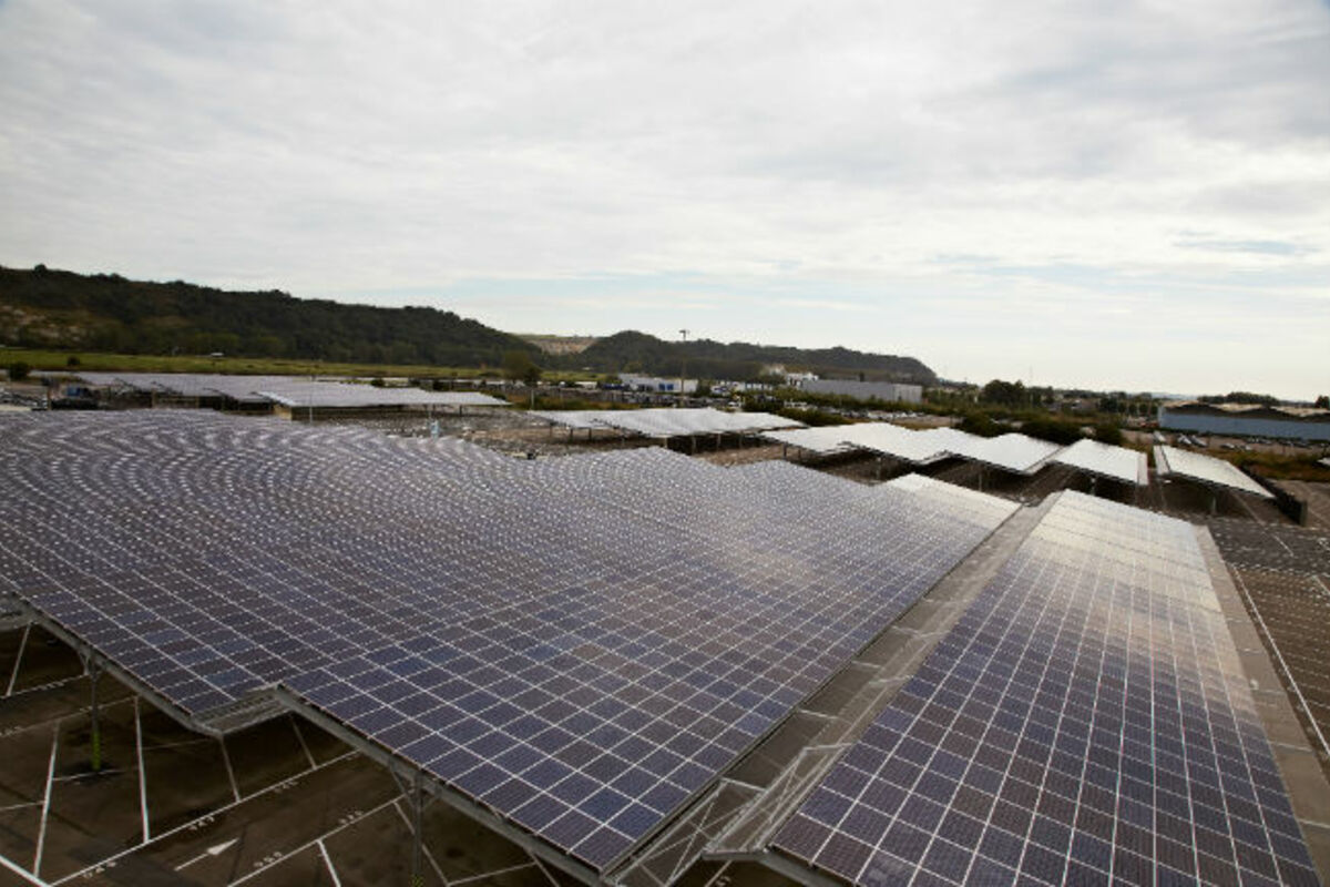 installation-panneaux-photovoltaiques-usine panneau photovoltaique entreprise installation sans capex parking usine