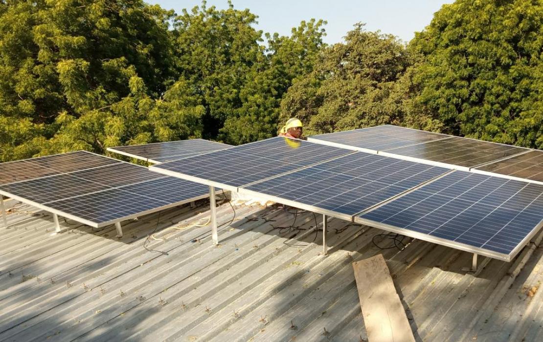 installation-panneaux-solaires-afrique-2 Comment installer des panneaux solaires photovoltaïques en Afrique : guide pratique