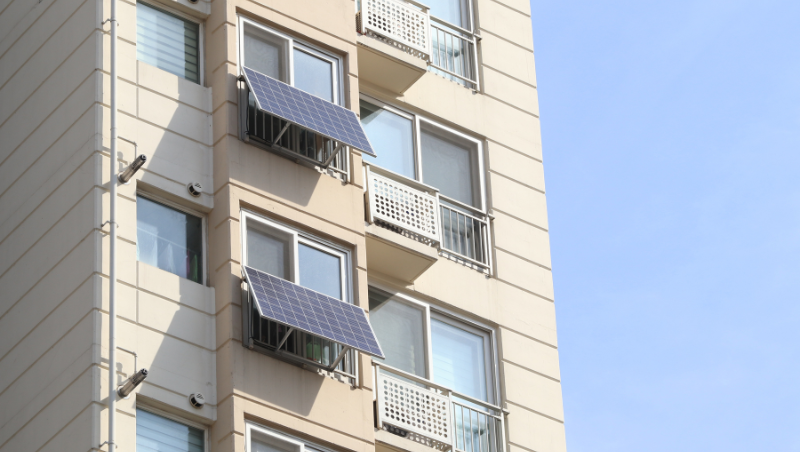 installation-panneaux-solaires-appartement Découvrez comment installer des panneaux solaires dans votre appartement et économisez des milliers d'euros chaque année !