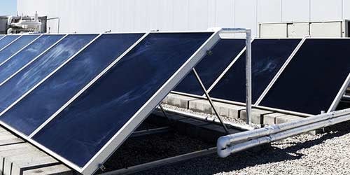 installation-panneaux-solaires-toit-plat-1 Découvrez comment installer des panneaux solaires sur votre toit plat et économisez des milliers d'euros !