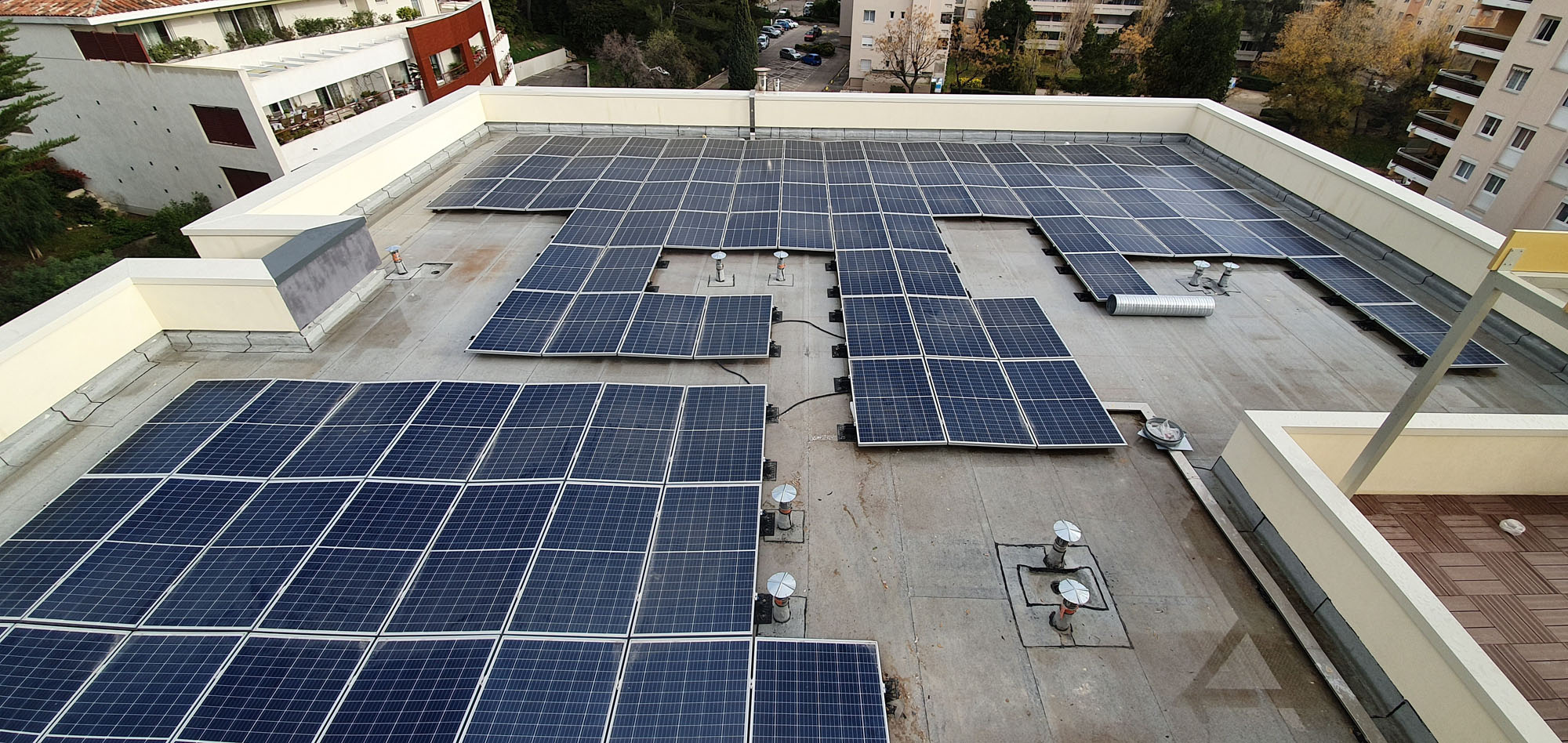 découvrez comment l'installation de panneaux photovoltaïques en copropriété peut réduire vos factures d'énergie et contribuer à une solution durable. explorez les avantages économiques et environnementaux de ces systèmes solaires collectifs.