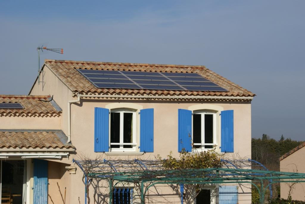 découvrez comment les panneaux photovoltaïques peuvent transformer votre maison en une source d'énergie renouvelable. découvrez les avantages, les coûts et les aides financières disponibles pour les particuliers souhaitant investir dans l'énergie solaire.