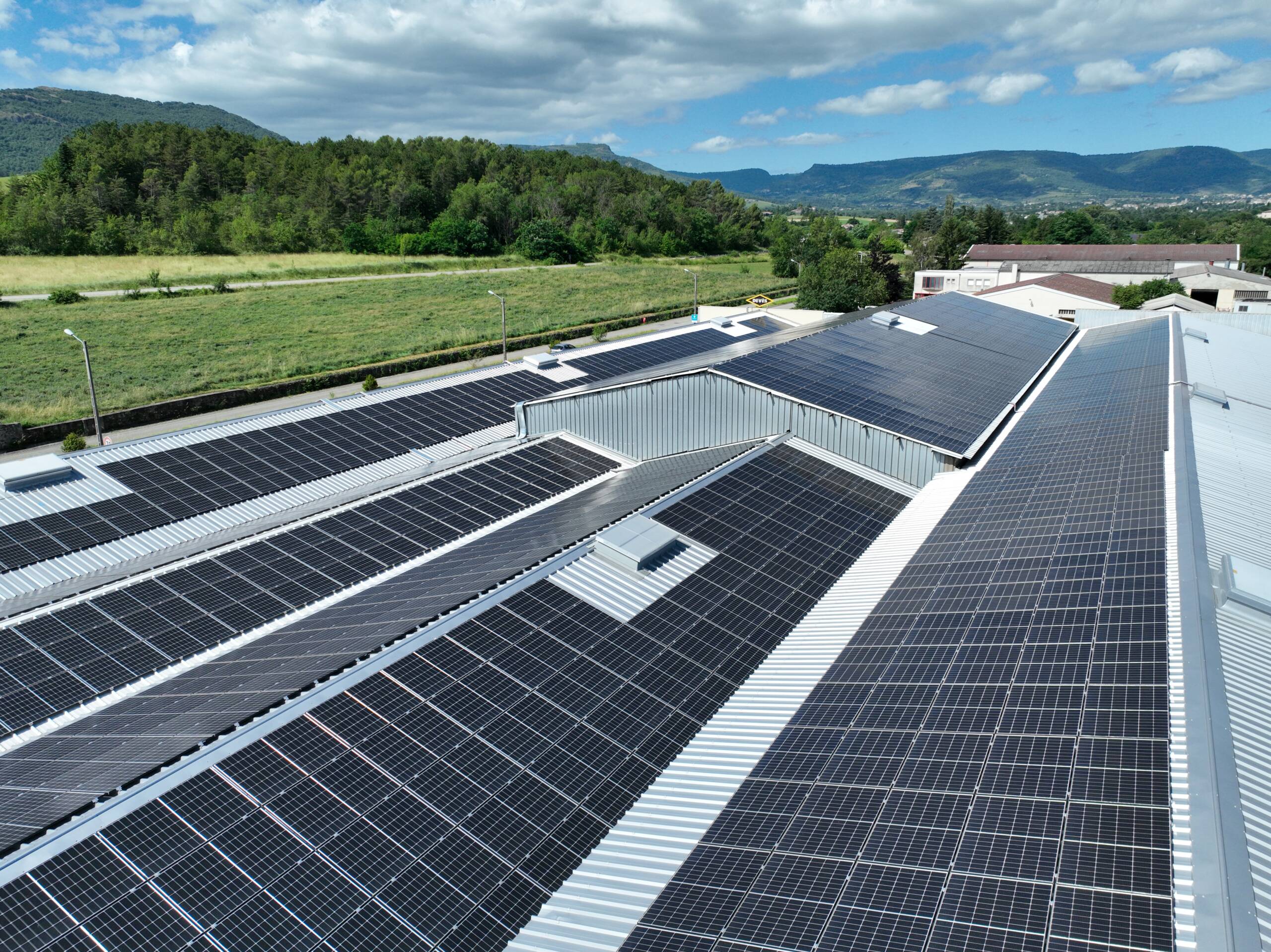 découvrez les chiffres clés du photovoltaïque : production d'énergie, rendement des panneaux solaires, et impact environnemental. informez-vous sur les tendances actuelles et les perspectives d'avenir de cette source d'énergie renouvelable indispensable.