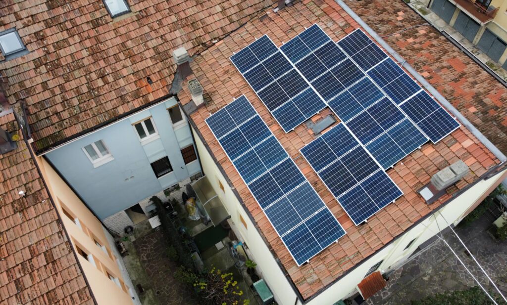 découvrez comment le photovoltaïque peut transformer votre copropriété en une source d'énergie renouvelable. optimisez vos économies d'énergie et participez à une initiative durable avec l'installation de panneaux solaires adaptés aux besoins collectifs.