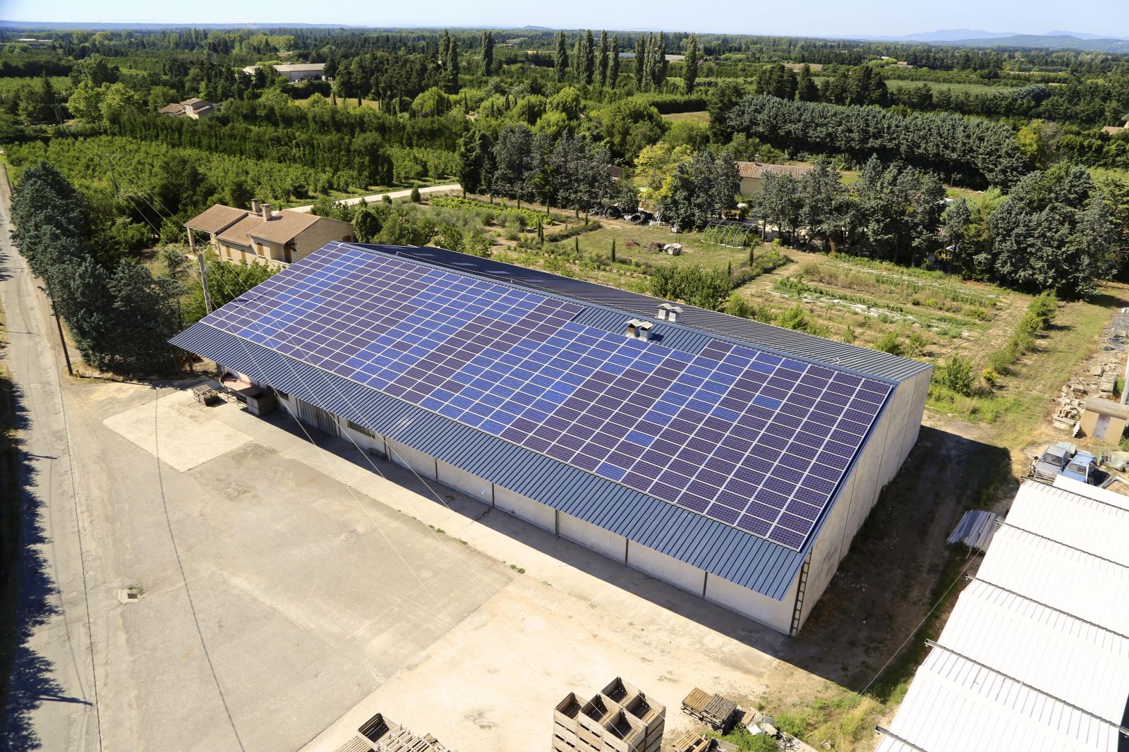 découvrez comment l'installation de panneaux solaires sur votre hangar peut réduire vos coûts énergétiques tout en contribuant à la protection de l'environnement. optimisez votre espace avec des solutions durables et rentables.