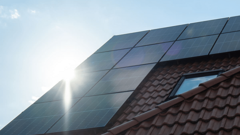 découvrez comment optimiser l'énergie de votre maison isolée grâce aux panneaux photovoltaïques. apprenez les avantages, les solutions adaptées et les meilleures pratiques pour une autonomie énergétique efficace et durable.