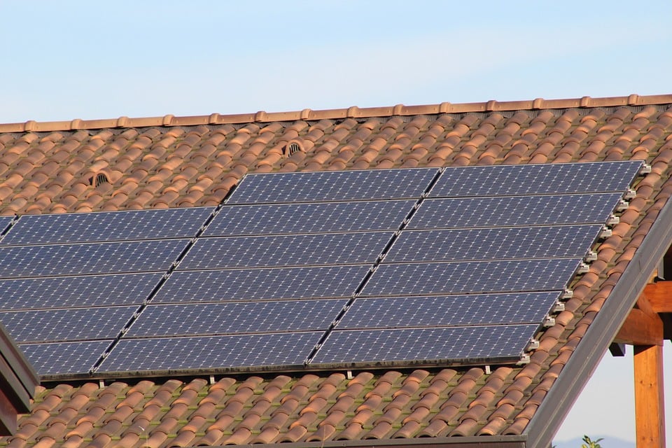 découvrez comment installer des panneaux photovoltaïques pour profiter d'une source d'énergie renouvelable et réduire vos factures d'électricité. suivez notre guide pratique étape par étape pour une installation réussie et durable.
