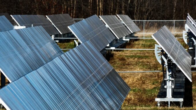 découvrez les dernières réglementations solaires en france : normes, obligations et subventions pour l'installation de panneaux photovoltaïques. informez-vous sur les dispositifs légaux qui soutiennent l'essor de l'énergie solaire.