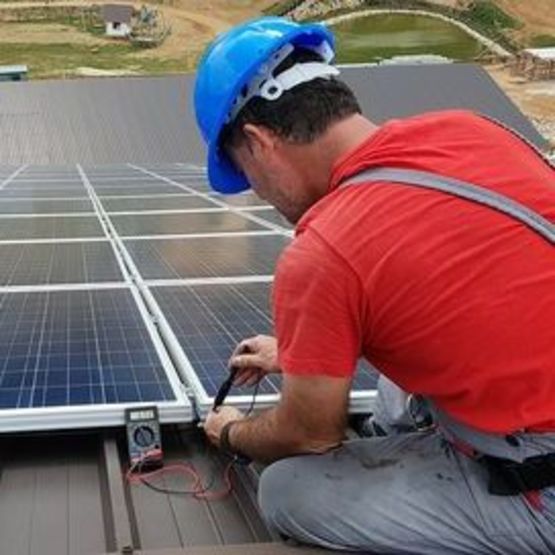 découvrez l'importance de la maintenance photovoltaïque pour optimiser le rendement de vos panneaux solaires. assurez leur longévité et une production d'énergie maximale grâce à des interventions régulières et des conseils d'experts. investissez dans la durabilité de votre installation solaire.