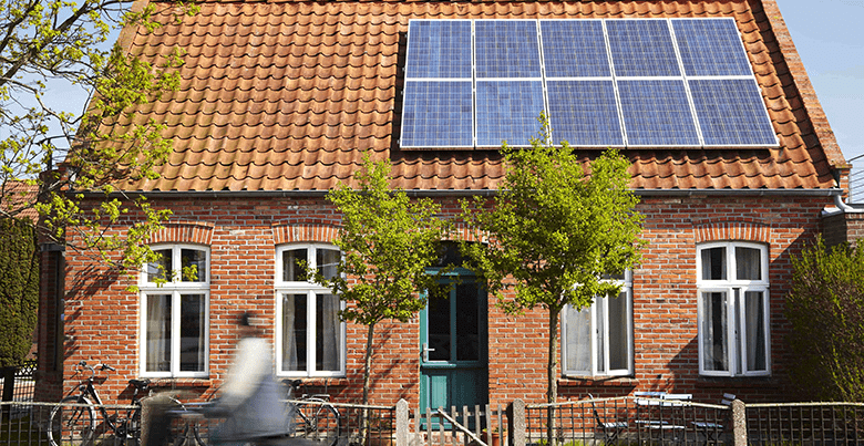 maison-photovoltaique Vendre votre maison avec une installation photovoltaïque : un atout pour attirer les acheteurs