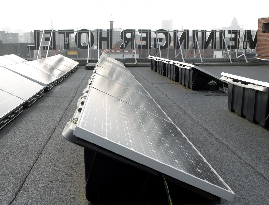 montage-panneaux-solaires-toiture-1 Découvrez pourquoi tout le monde parle du montage de panneaux solaires sur toiture !