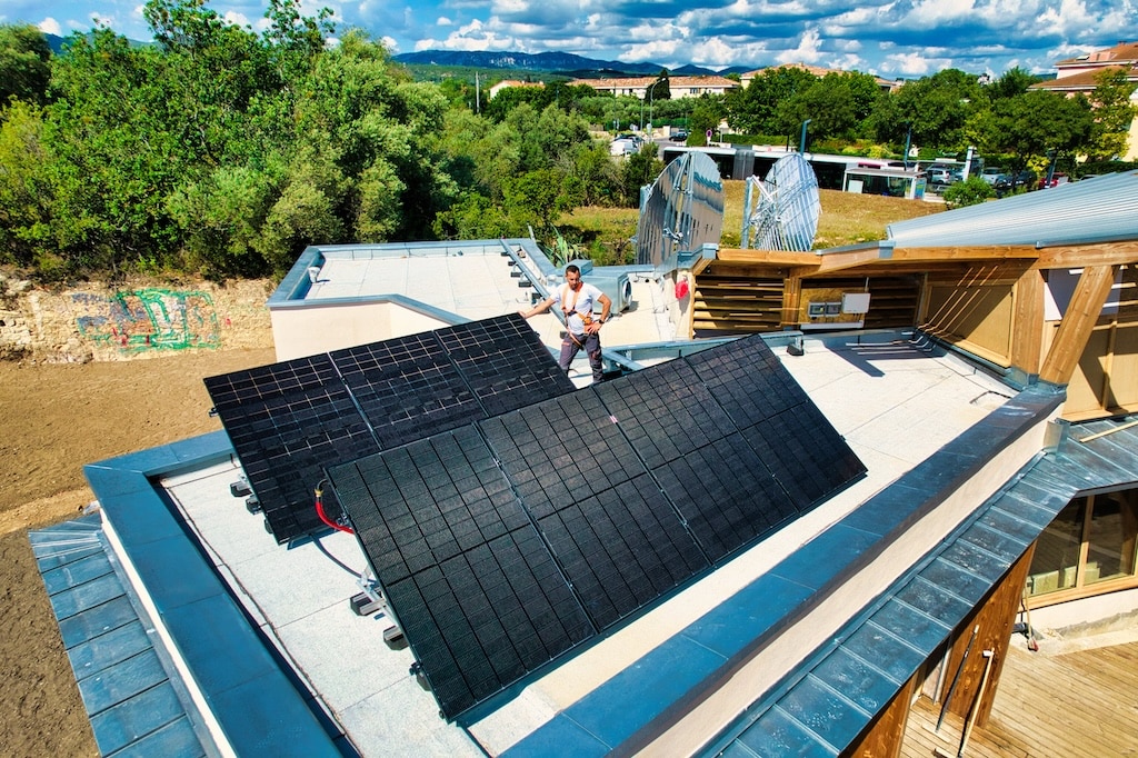 panneau-photovoltaique-toit-3 panneau photovoltaique installation toit