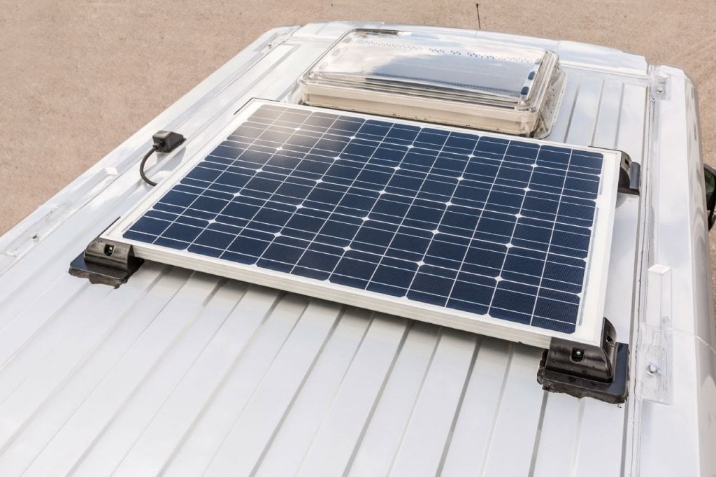 panneau-solaire-camping-car-3 Découvrez le secret des campeurs : comment un simple montage de panneau solaire transforme votre voyage en camping-car !
