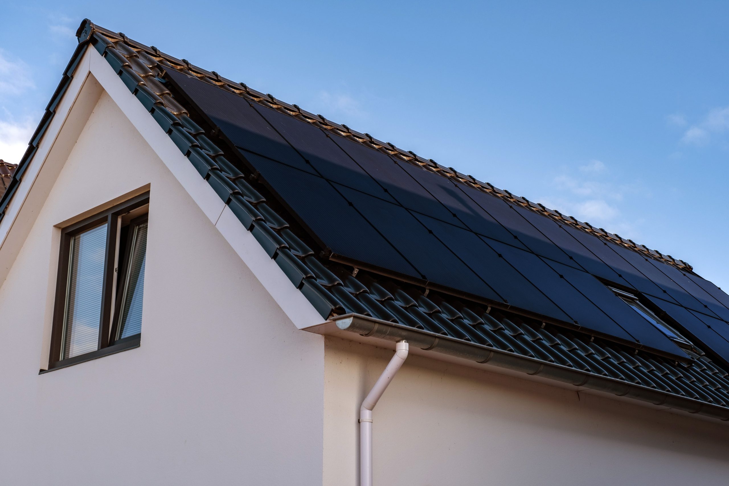 découvrez la prime rénov pour l'installation de panneaux solaires et réduisez vos factures d'énergie tout en contribuant à la transition écologique. profitez d'aides financières pour rendre votre projet d'énergie renouvelable accessible et avantageux.