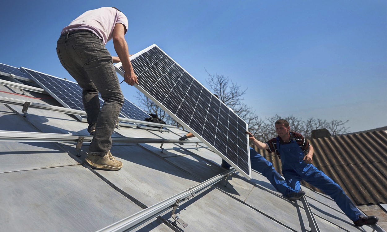 panneau-solaire-toit-2 Vous ne croirez jamais ce qui arrive lorsque vous posez un panneau solaire sur votre toit plat