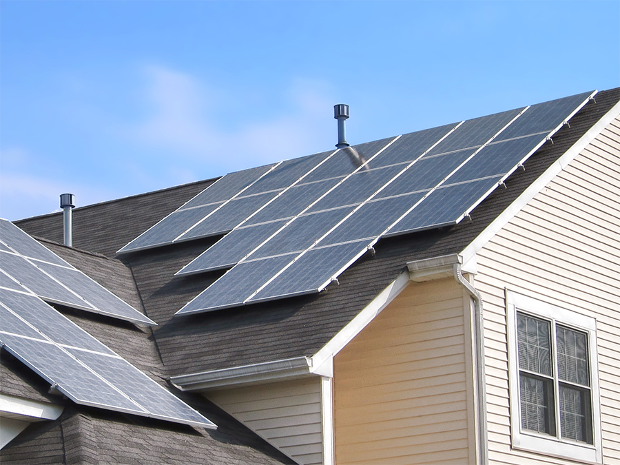 panneau-solaire-toit Vous ne croirez jamais ce qui arrive lorsque vous posez un panneau solaire sur votre toit plat