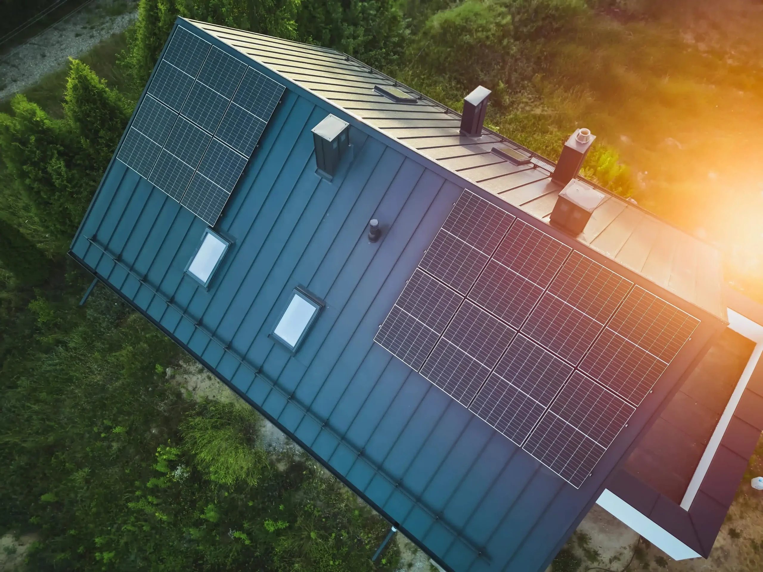 panneaux-photovoltaiques-en-copropriete-scaled La copropriété passe au vert : découvrez comment les panneaux photovoltaïques transforment votre immeuble en machine à cash !