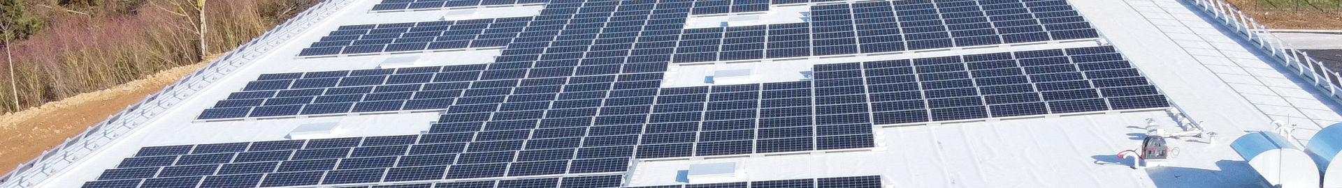 panneaux-photovoltaiques-toit-2 Découvrez pourquoi tout le monde installe des panneaux photovoltaïques sur leur toit plat !