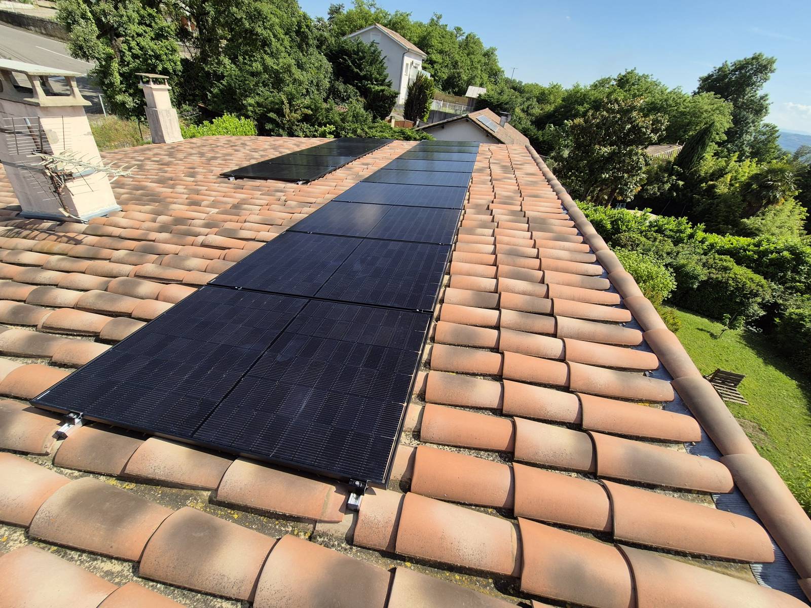 panneaux-photovoltaiques-toit-fibrociment-1 Découvrez pourquoi poser des panneaux photovoltaïques sur un toit en fibrociment pourrait transformer votre facture d'énergie !