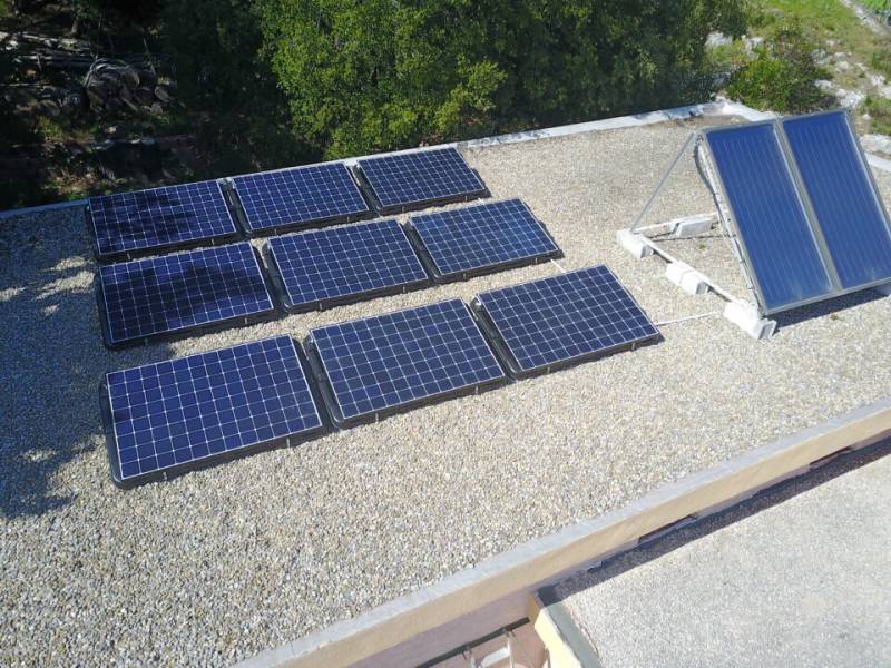 panneaux-photovoltaiques-toit-plat-1 Installer des panneaux photovoltaïques sur un toit plat : tout ce qu'il faut savoir