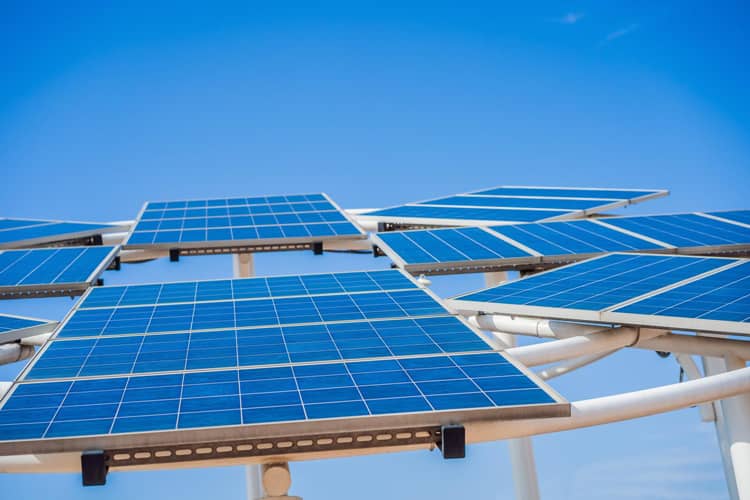 panneaux-photovoltaiques-toit-plat-3 Installer des panneaux photovoltaïques sur un toit plat : tout ce qu'il faut savoir