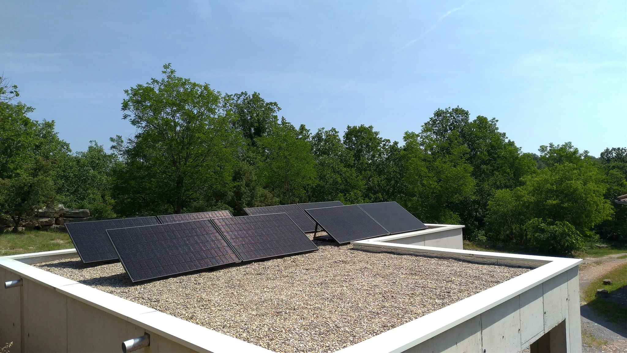 panneaux-photovoltaiques-toit-plat installation photovoltaique sur toit plat