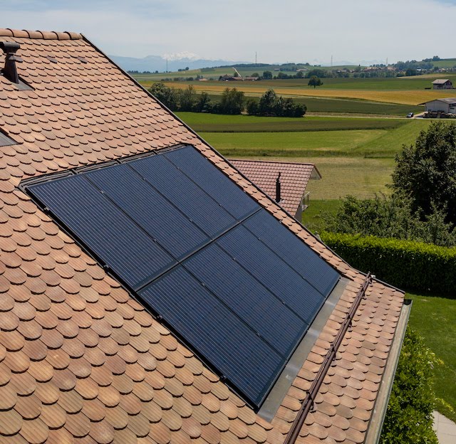 panneaux-photovoltaiques-toit Découvrez pourquoi tout le monde installe des panneaux photovoltaïques sur leur toit plat !