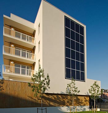 panneaux-photovoltaiques-verticaux Découvrez comment les panneaux photovoltaïques verticaux peuvent transformer votre maison en usine à énergie !