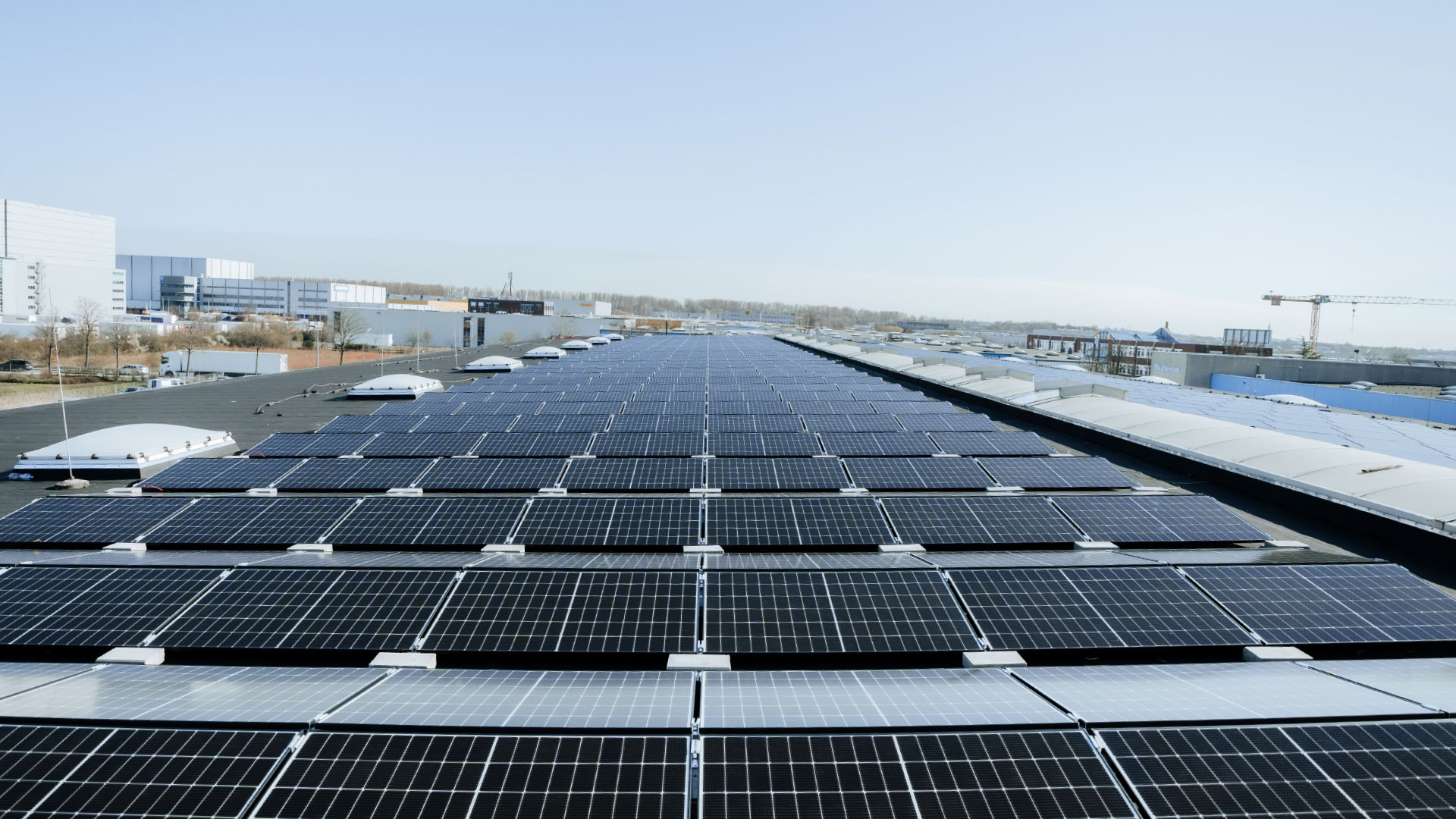 panneaux-solaires-commerciaux-2 installation photovoltaique toiture batiment commercial