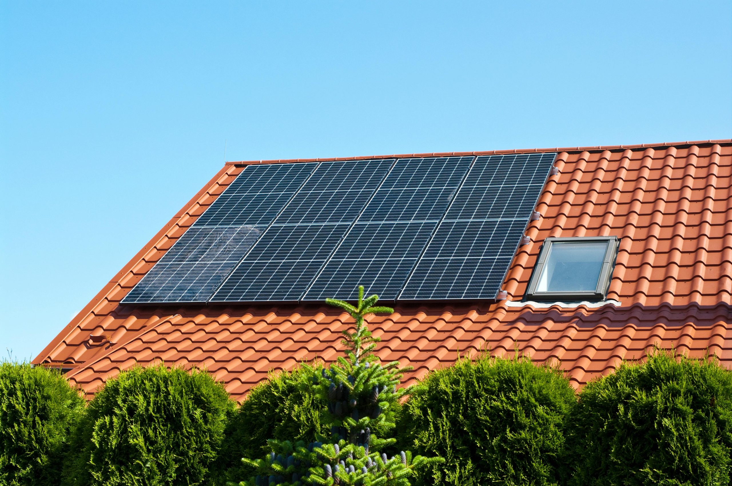 panneaux-solaires-copropriete-1-scaled La vérité choquante sur les panneaux solaires en copropriété que personne ne veut vous dire